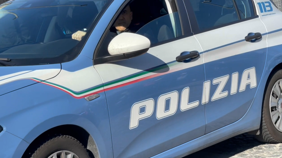 Pasqua, tragedia sfiorata a Omegna: ubriaco aggredisce poliziotti con una zappa